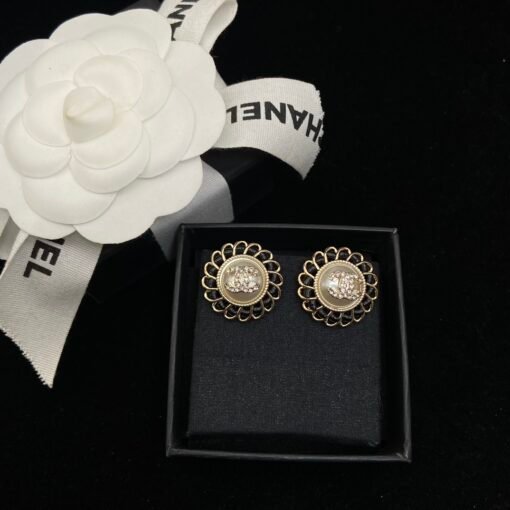 Today's product
@Chanel's new 24k leather button stud earrings
Romantic and elegant French romantic temperament - 图片 3