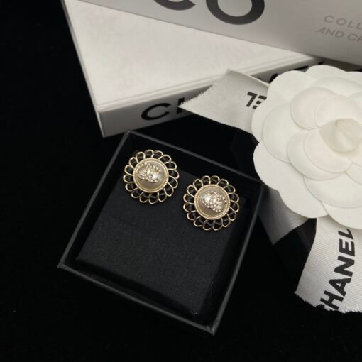 Today's product
@Chanel's new 24k leather button stud earrings
Romantic and elegant French romantic temperament - 图片 2