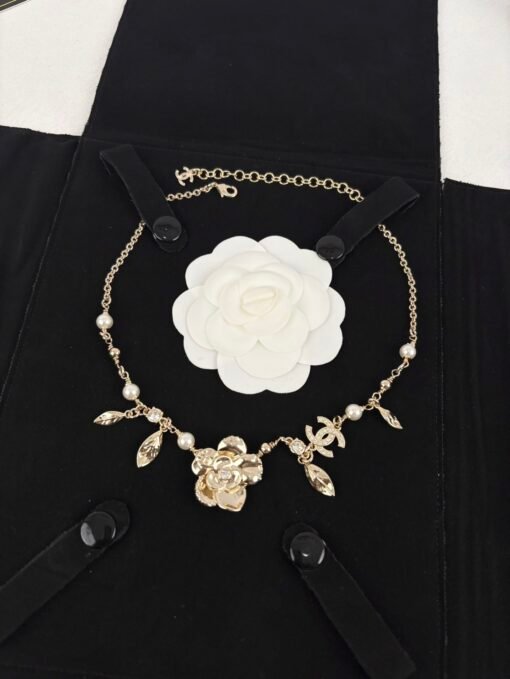 Chanel new product style, light luxury light gold multi-element leaves, camellia leaves, pendant, necklace