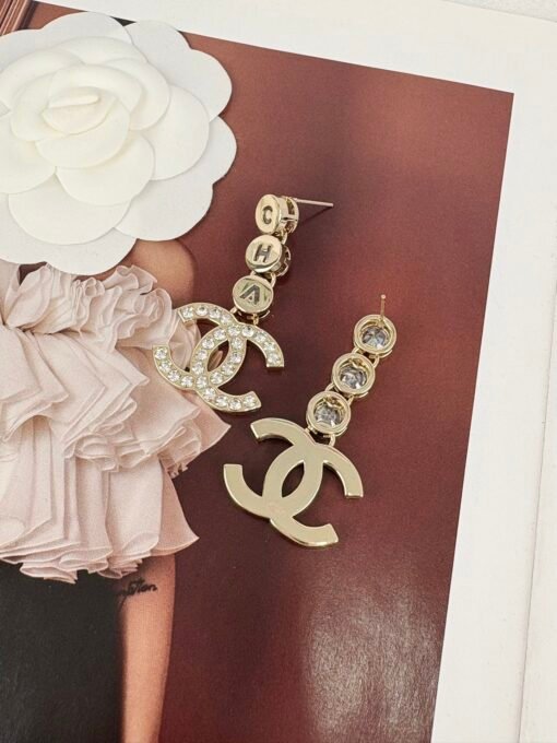 Chanel new light gold rhinestone hollow double c letter pendant earrings - 图片 3