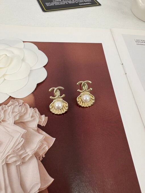 Chanel New products Ocean series Light gold small shell pearl double c letter earrings - Image 2