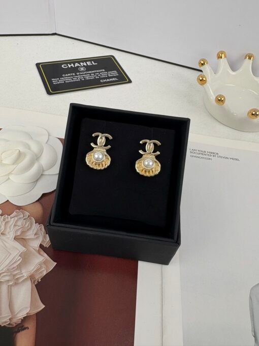 Chanel New products Ocean series Light gold small shell pearl double c letter earrings - Image 4