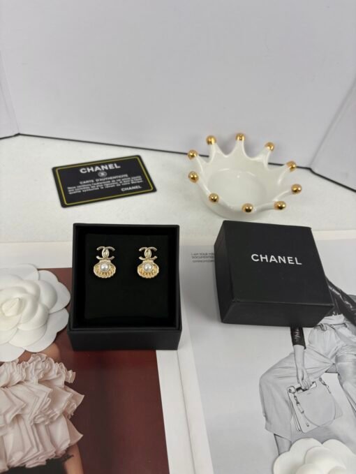 Chanel New products Ocean series Light gold small shell pearl double c letter earrings - Image 5