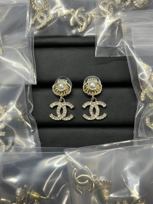 Chanel new shell pearl double C earrings