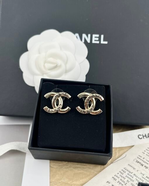 Two colors: silver/gold
Chanel New product, black enamel letters, glossy lettering, embossed earrings - 图片 7