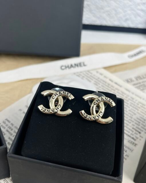 Two colors: silver/gold
Chanel New product, black enamel letters, glossy lettering, embossed earrings - 图片 6