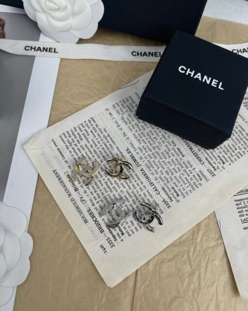 Two colors: silver/gold
Chanel New product, black enamel letters, glossy lettering, embossed earrings - 图片 12