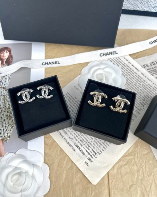 Two colors: silver/gold
Chanel New product, black enamel letters, glossy lettering, embossed earrings