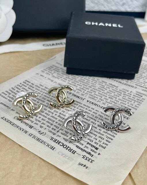 Two colors: silver/gold
Chanel New product, black enamel letters, glossy lettering, embossed earrings - 图片 10