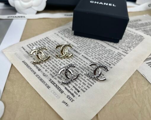 Two colors: silver/gold
Chanel New product, black enamel letters, glossy lettering, embossed earrings - 图片 11