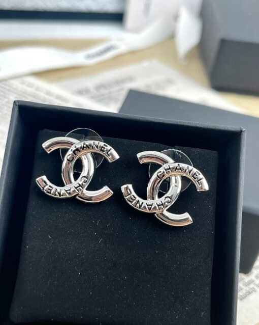 Two colors: silver/gold
Chanel New product, black enamel letters, glossy lettering, embossed earrings - 图片 9