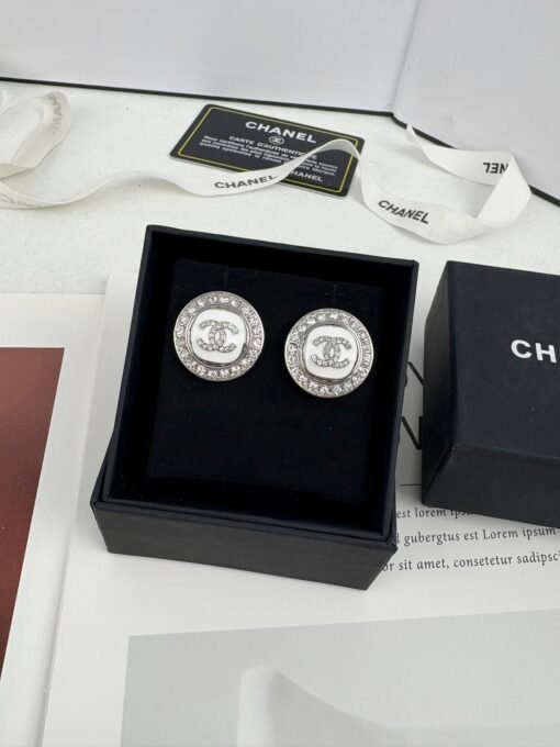 Chanel new style white enamel three-dimensional round diamond inlay
Simple and elegant earrings