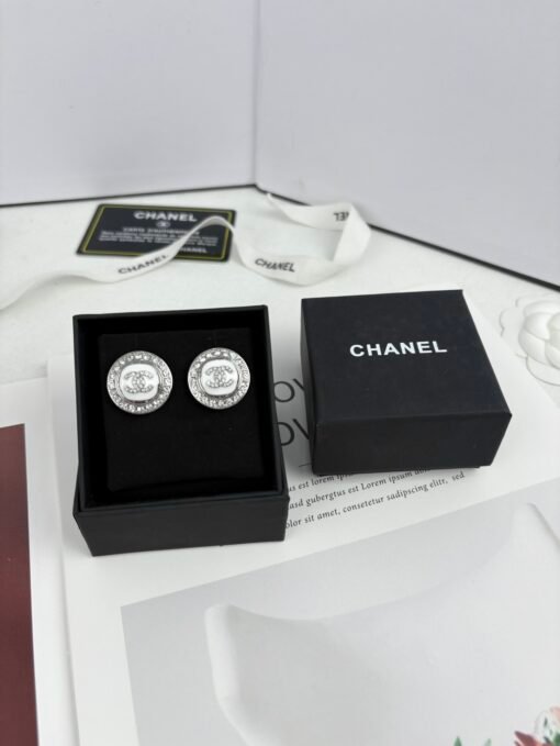 Chanel new style white enamel three-dimensional round diamond inlay
Simple and elegant earrings - 图片 2