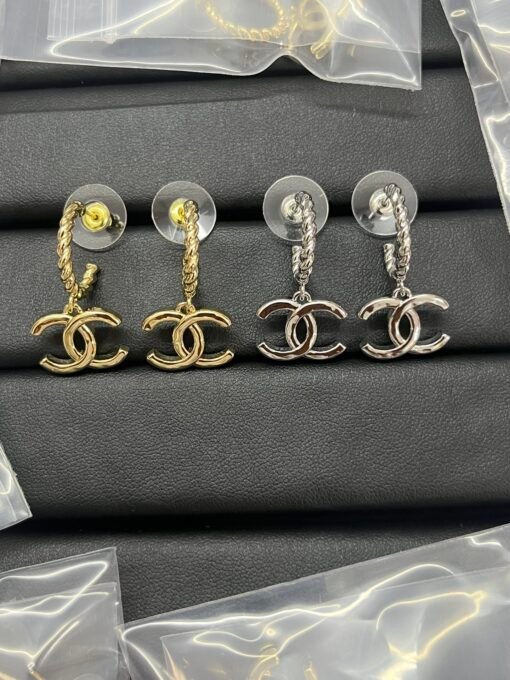 Chanel new style of tight-textured glossy earrings
Gold Silver - 图片 3