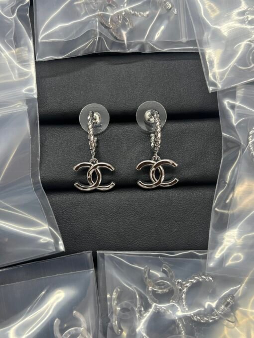 Chanel new style of tight-textured glossy earrings
Gold Silver