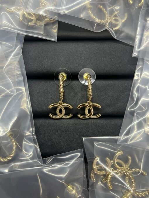 Chanel new style of tight-textured glossy earrings
Gold Silver - 图片 2