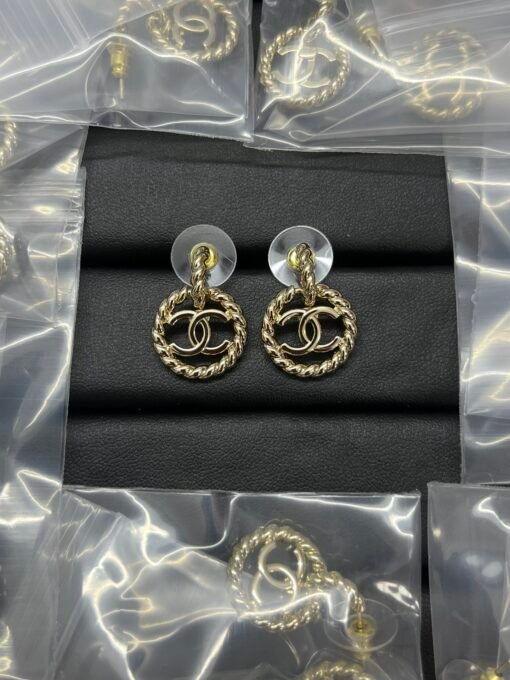 Chanel new round button pattern twist earrings
Gold Silver - 图片 2