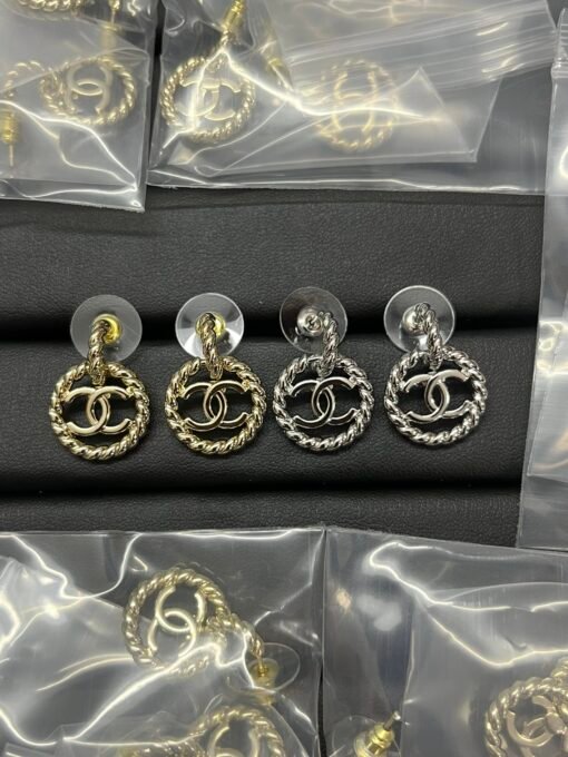 Chanel new round button pattern twist earrings
Gold Silver - 图片 3