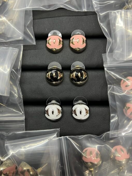 Chanel new metal hemisphere stud earrings
White Black Pink - 图片 4