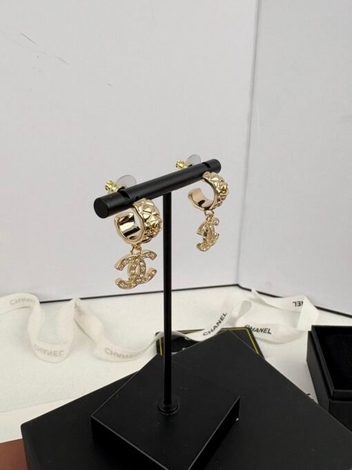 Chanel new style, light gold diamond grille, high-end full diamond double c earrings, ear hook style - 图片 5