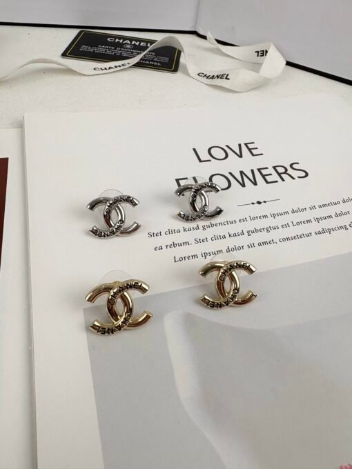 Two colors: silver/gold
Chanel New product, black enamel letters, glossy lettering, embossed earrings - 图片 4