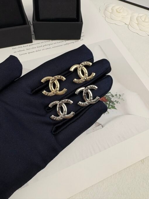 Two colors: silver/gold
Chanel New product, black enamel letters, glossy lettering, embossed earrings - 图片 5