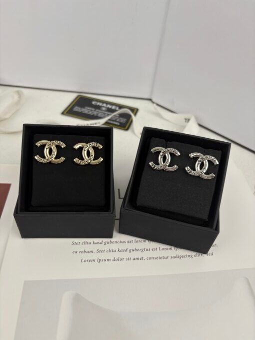 Two colors: silver/gold
Chanel New product, black enamel letters, glossy lettering, embossed earrings - 图片 3