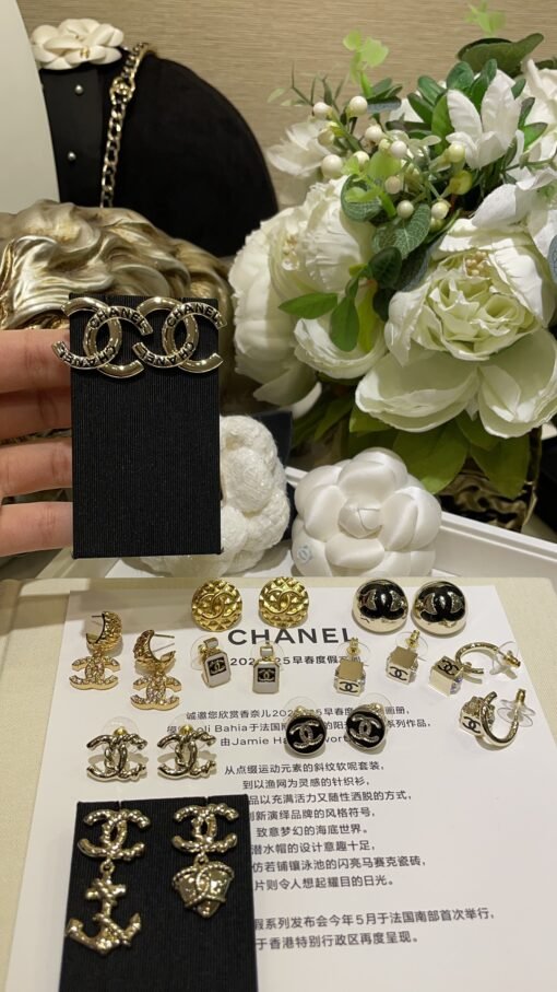 Black and gold color matching
 25C new black enamel letter double C stud earrings

Classic double C with letter engraving enamel is so cute
All kinds of styles can be used, and you won't regret blindly choosing
zp uniform brass gold-plated material enamel technology - 图片 8