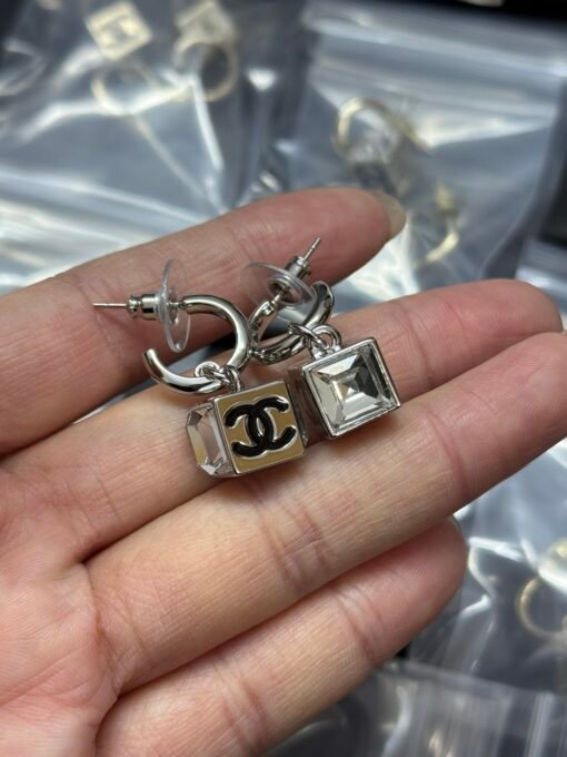 Chanel new three-dimensional square double c oil-dripping ear hook earrings
Gold Silver - 图片 5