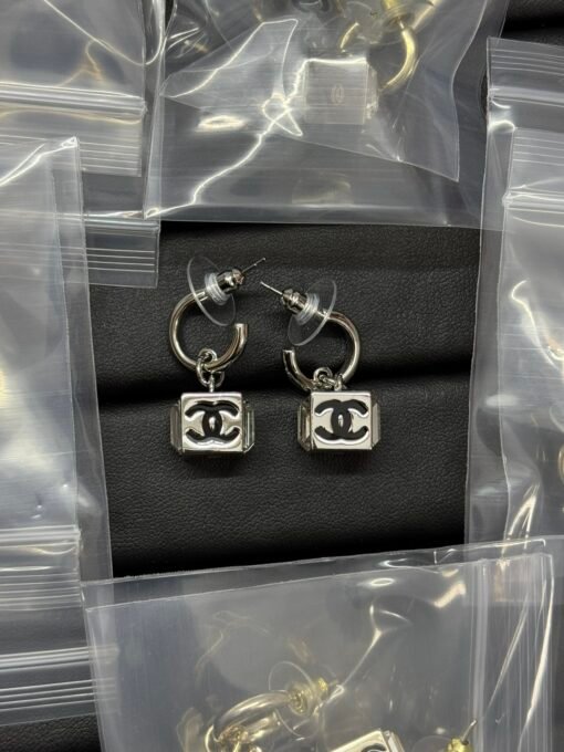 Chanel new three-dimensional square double c oil-dripping ear hook earrings
Gold Silver - 图片 4