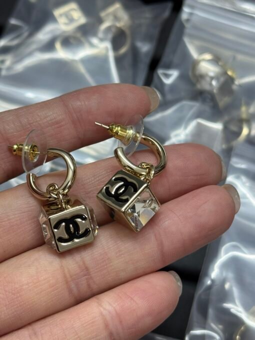 Chanel new three-dimensional square double c oil-dripping ear hook earrings
Gold Silver - 图片 3