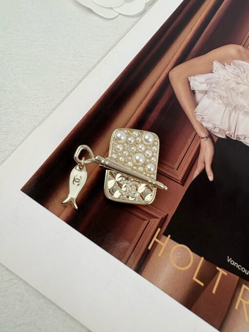 Necklace Brooch 
Chanel new golden square hanging small fish pearl necklace brooch - Image 11