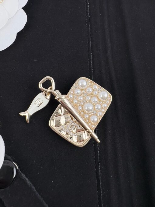 Necklace Brooch 
Chanel new golden square hanging small fish pearl necklace brooch - Image 4