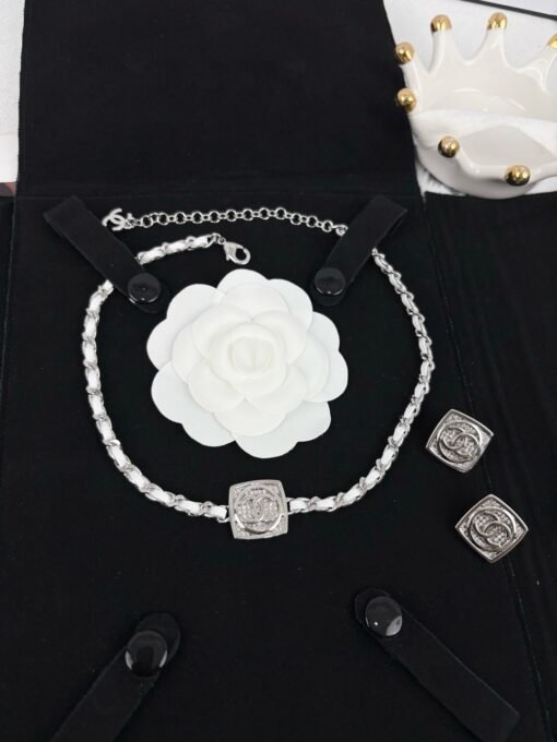 Chanel new white leather square full diamond square necklace - 图片 3