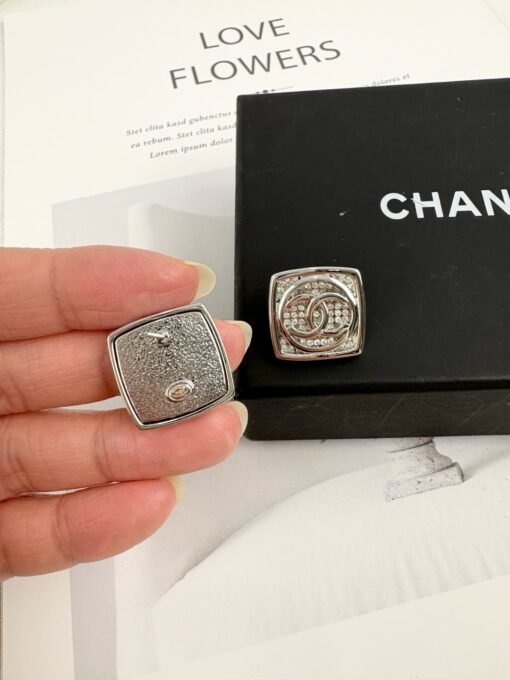 Earrings  Necklace 
Chanel new silver high-end light luxury full diamond square square earrings - 图片 4