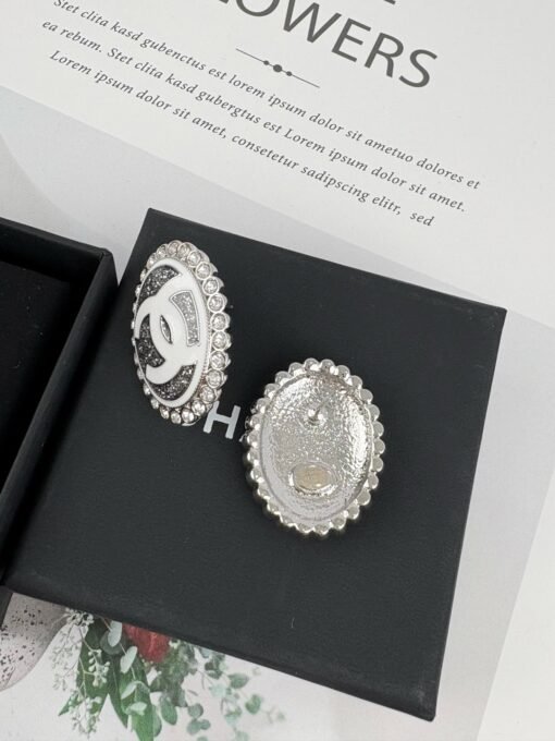 Chanel new silver full diamond oval temperament versatile earrings - 图片 8