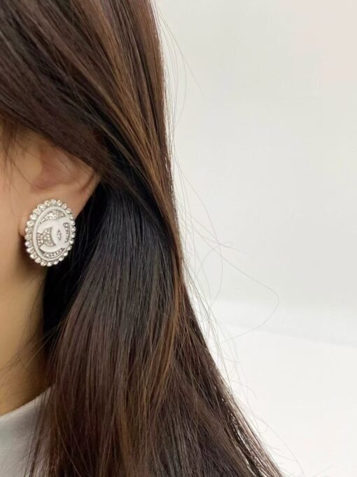 Chanel new silver full diamond oval temperament versatile earrings - 图片 4