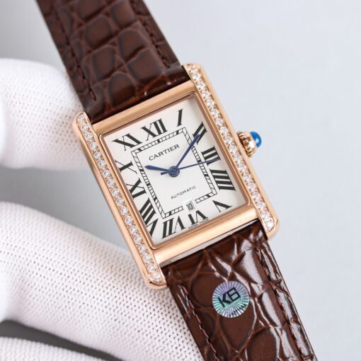 The newatchproduct released Cartier TANK British small tank mechanical version,
Size 27X37,
Stable loading performance zero-repair automatic machinery,
1:1 exquisitely created, the dial is simple and elegant,
Matched with imported calfskin, original folding buckle,
Ladies' classic w - Image 2