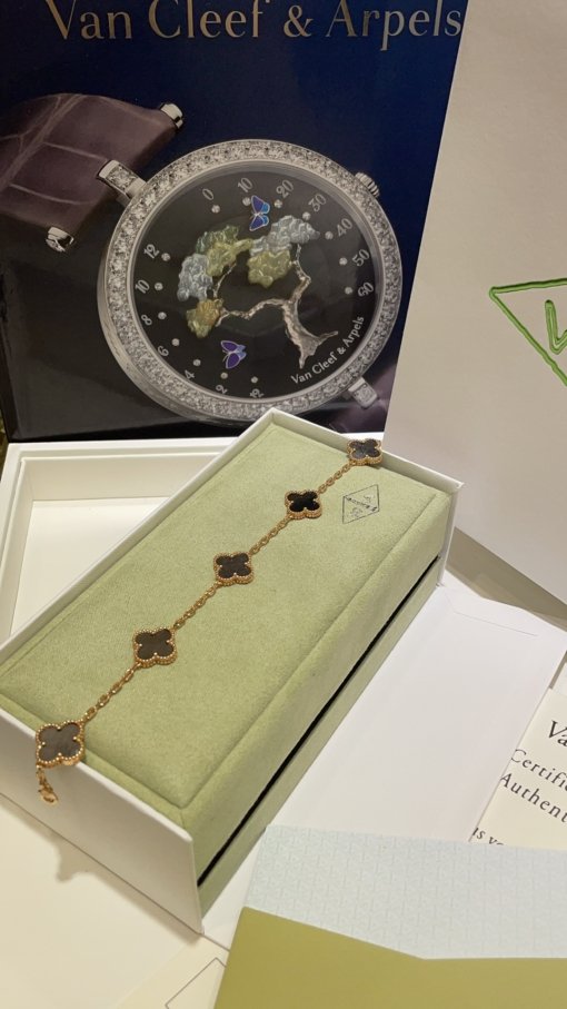 High-value color matching VCA five-flower metaphysics popular recommendation
  & Five Flower Bracelet Collection

A few very outstanding colors, full of fashionable atmosphere